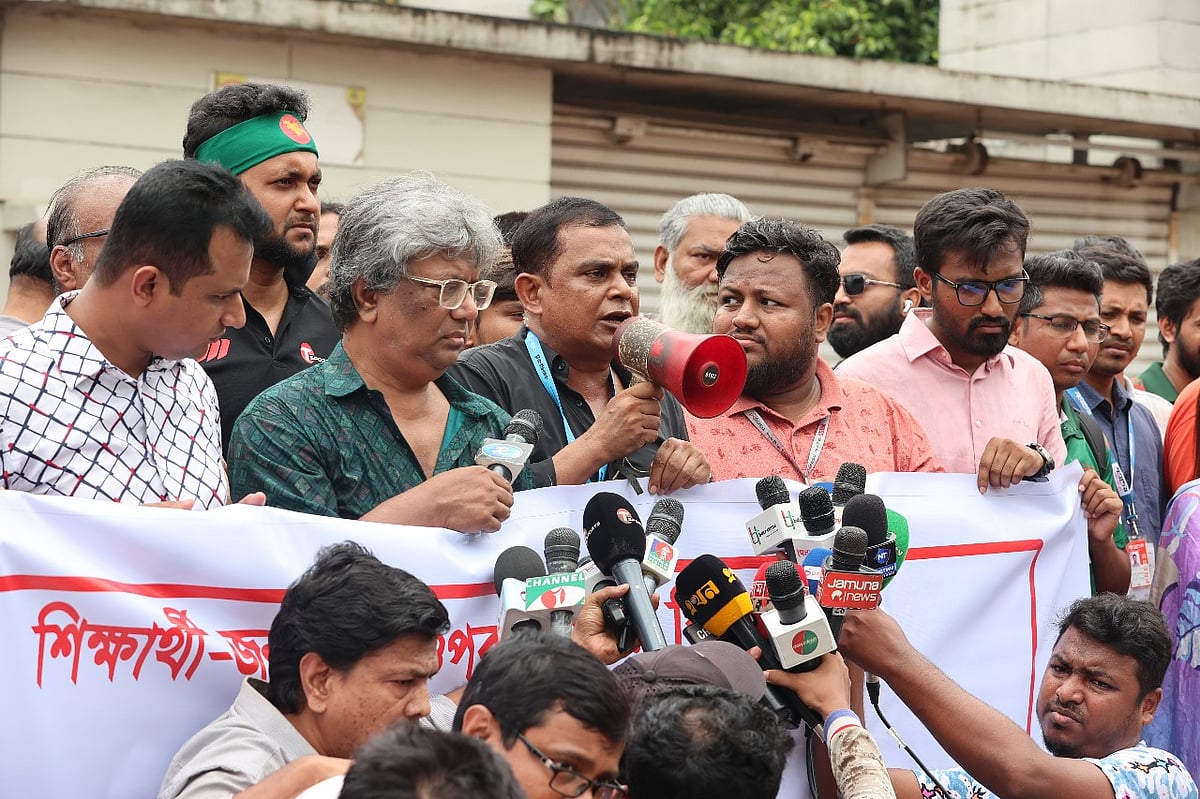 শেরেবাংলা স্টেডিয়ামের ১ নম্বর গেটে মানববন্ধন করেছেন ক্রীড়া সাংবাদিকেরা